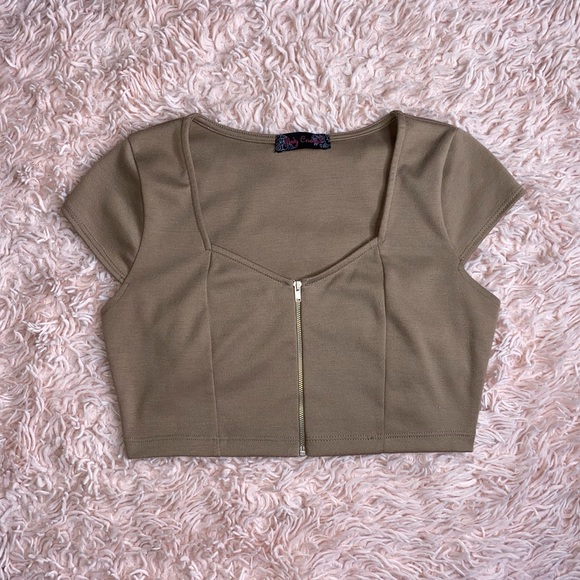 SWEETHEART NECKLINE TAN ZIP-UP CROP TOP · SIZE M · BODY CENTRAL - Picture 5 of 5